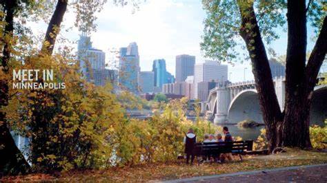 明尼阿波利斯作为美国中西部的重要城市,以其丰富的文化、美食和独特的自然景观吸引着众多游客。本文深入介绍城市的住宿选择、餐饮特色和多样的旅游活动,帮助游客充分体验这座"自然之城"的魅力。
