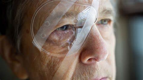 白内障手术虽是常见的眼科手术,但术后的护理和注意事项直接关系到视力恢复的效果和眼睛的长期健康。了解术后可能出现的症状、必要的防护措施以及生活中的注意细节,能帮助患者更快恢复清晰视力,避免并发症的发生。本文详细解析白内障手术后需要注意的事项,帮助患者科学护眼,顺利度过康复期。
