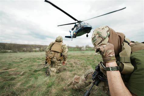 回顾并分析一次由乌克兰国防情报局(HUR)执行、深入俄罗斯腹地600公里并成功摧毁战略轰炸机的情报与破袭行动,探讨任务筹备、团队心理、战略意义与战争时代的道德与舆论影响等多维视角。
