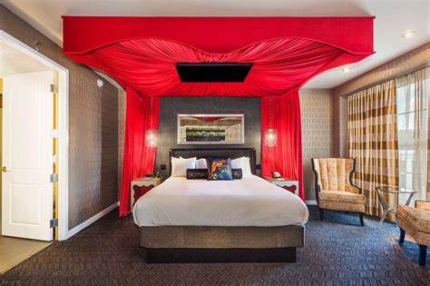 位于孟菲斯的格雷斯兰宾馆(The Guest House at Graceland)凭借其独特的设计和丰富的文化内涵,成为猫王迷们梦寐以求的住宿选择。本文详尽介绍宾馆内各类套房特色,带您深入感受摇滚之王埃尔维斯·普雷斯利的生活风采,助您规划极致音乐文化之旅。
