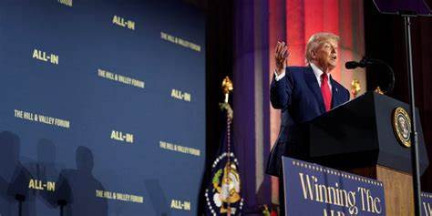 硅谷风云人物彼得·蒂尔近日在公开场合提出,监管人工智能将带来"末日",甚至称其为"敌基督"的象征。本文深入探讨这一观点的背后逻辑及其对人工智能未来发展的影响。
