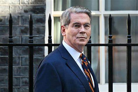 美国财政部长斯科特·贝森特与前总统特朗普解雇联邦储备理事丽莎·库克时所引用的住房抵押贷款问题,引发公众对两人住房贷款声明相似性的关注与讨论,揭示了美联储任命风波背后的复杂法律与政策背景。
