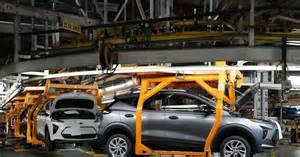 通用汽车宣布削减其主要电动车工厂的产量,反映出美国电动车市场在联邦补贴取消后需求放缓的现状。本文深入探讨这一决策背后的原因,产业影响以及未来电动车市场的发展趋势。
