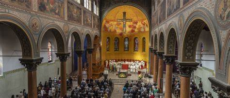 从历史延续到当代变迁,探讨瑞士天主教会如何在世俗化潮流中重塑公共角色、强化社会服务、利用数字媒体联结信徒,并回应年轻人、移民与伦理议题的挑战与机遇。
