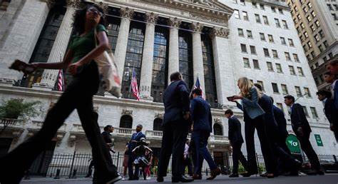 随着美国企业债发行速度放缓,投资者纷纷转向衍生品市场以寻求更灵活的投资机会和风险管理工具,推动了企业债券投资格局的深刻变化和市场流动性的创新发展。
