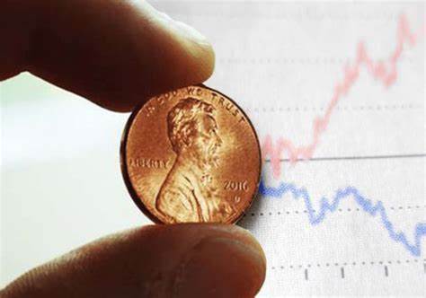 随着越来越多微型企业选择以每股4美元的价格进行首次公开募股,便士股市场正迎来新一轮爆发。这股热潮源自多重因素,包括免佣金交易平台的普及、散户投资者的活跃以及监管重心的转移。本篇深度剖析便士股的兴起背景、投资风险及市场前景,帮助投资者理智看待这一现象。
