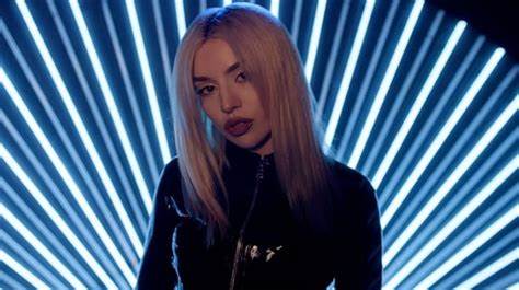 解析Ava Max最新单曲《My Oh My》的音乐结构、取样逻辑、MV视觉语言及其在全球流行市场与法国电台的潜在表现,评估对第三张专辑的影响和后续宣传策略
