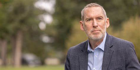 本文讲述了全球肺癌权威专家D. Ross Camidge博士在确诊晚期非小细胞肺癌后,如何以患者与专家双重身份面对疾病挑战,推动肺癌治疗进步,并分享其突破性的治疗历程与积极心态。
