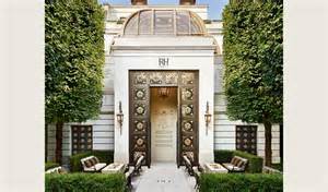 随着美联储降息预期日益增强,受房地产市场影响显著的高端家居零售商RH股价经历了大幅下跌后,展现出强劲的反弹潜力。本文深入分析RH当前的市场环境、财务表现及未来增长驱动力,揭示其在利率调整周期中的投资价值。
