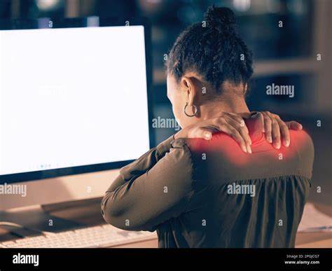 一位31岁的女性将肩痛归咎于长时间使用电脑,却发现这是不可治愈癌症的早期信号。本文探讨癌症早期症状的识别、年轻人面临的健康挑战以及如何应对不可治愈疾病的心理调适。
