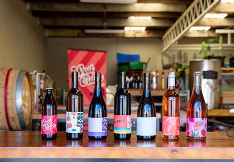 塔拉纳基不仅以其壮丽的自然风光著称,还拥有丰富多样的美食文化。从河畔咖啡馆到手工酿造啤酒,再到新鲜的海鲜餐厅,满足各类美食爱好者的味蕾需求。本文深入介绍塔拉纳基的饮食特色,带您体验这片美丽土地上的舌尖之旅。
