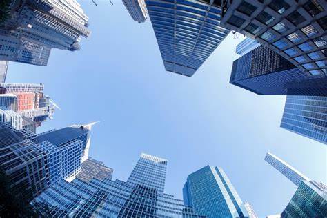 面对后疫情时代的办公新常态,传统办公室正经历深刻变革。越来越多企业意识到,单纯的办公场所已不再满足员工需求,办公环境必须融合酒店式的服务体验和设计理念,打造更具吸引力和归属感的空间,从而激发创新与协作,提升员工幸福感与生产力。本文深入探讨了CBRE高管Annie Dean对未来办公空间的前瞻性观点及其实践策略,解析如何通过设计和技术实现办公环境的转型。
