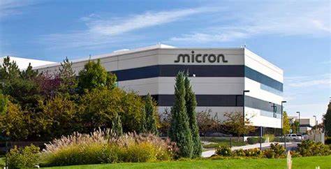 随着人工智能技术的迅猛发展,数据中心对高性能存储芯片的需求急剧增加,美光科技凭借领先的存储芯片产品和强大的市场定位,实现了业绩的显著增长,成为半导体行业的明星企业。本文深入分析了美光科技最新财报表现及未来发展前景,解读其在AI驱动的数据中心市场中的竞争优势。
