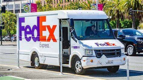 随着全球经济环境复杂多变,联邦快递积极通过成本削减策略提升利润率,展现出强劲的财务表现和市场竞争力。多位分析师认为,联邦快递通过优化运营结构与业务整合,有望在2026财年实现稳健增长,为投资者带来可观回报。
