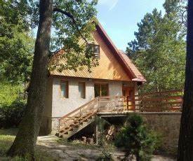 扎根于斯洛伐克著名的马尔科帕特酒乡,Zochova Chata酒店以其独特的自然风光、丰富的休闲设施和传统美食文化,成为旅客理想的静谧避世之地。从温泉桑拿到精致餐饮服务,结合附近丰富的旅游资源,让游客全方位感受斯洛伐克独特的旅游魅力。
