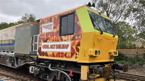 随着秋季落叶对铁路运行带来的挑战日益严峻,英国网络铁路公司推出了名为"Ctrl Alt Deleaf"的创新除叶列车,为缓解列车延误问题带来了全新解决方案。公众投票选出的这一富有创意的名称不仅体现了技术进步,也引发了铁路爱好者和乘客的广泛关注。
