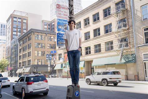 旧金山一款可以实时追踪停车执法人员位置的应用上线仅四小时便被官方关闭,此事件激起了公众对城市数据使用、隐私保护及公共服务透明度的深刻探讨。该应用由黑客开发利用公开数据源,意在帮助市民避免高额停车罚款,但因涉及执法安全和政策考量,引发了政府与开发者之间的较量。
