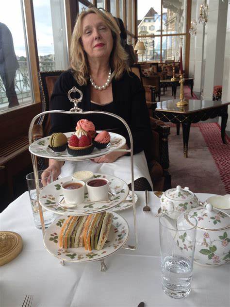 探索瑞士巴塞尔三王宫大酒店的奢华英式下午茶文化,感受历史与现代交融的独特魅力,品味精致茶点和顶级服务,体验非凡的贵族氛围。
