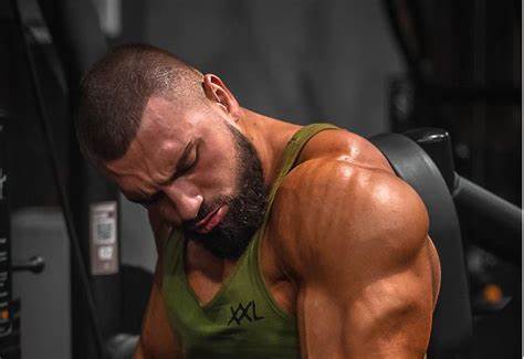 深入解析侧平举这项有效的肩部训练动作,揭示其主要锻炼的肌肉群、正确的动作技巧以及在健身计划中的应用,帮助你科学塑造迷人的肩部线条和提升整体力量。
