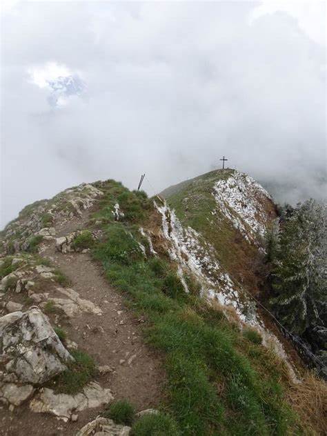 围绕Pointe de la Galoppaz从阿尔维出发的全方位徒步指南,包含路线描述、交通与停车信息、海拔与距离数据、最佳季节与装备建议、安全注意事项与路线变体,旨在帮助不同水平的徒步者规划一次充实且安全的山区体验。
