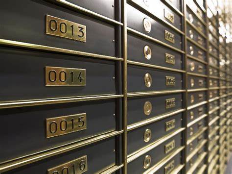 随着监管环境逐步清晰,美国银行重新启动了面向机构投资者的加密货币托管服务,并首次支持比特币交易所交易基金(ETFs)。这一举措标志着传统金融机构在数字资产领域迈出的关键步伐,推动加密货币资产与传统金融体系的深度融合。本文深入解析美国银行托管服务的回归背景、市场影响以及未来发展趋势。
