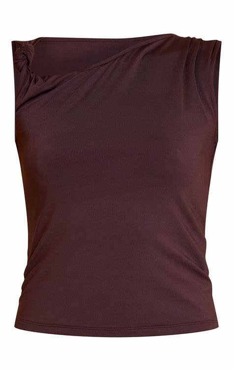 一篇关于鳗鱼非凡生命历程、繁殖之谜、文化寓言与保护挑战的深度探讨,结合历史轶事与现代科学进展,带你理解这种"像蛇又像鱼"的动物如何改变我们对自然奇观的想象。
