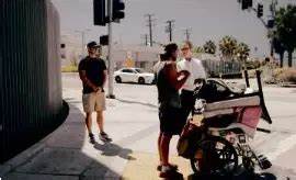 在洛杉矶,成千上万无家可归者生活在街头。本文讲述一位普通人通过支付单程车票,让无家可归者远离街头,重新开始新生活的感人故事,这种创新的救助方式引发了社会广泛关注和思考。
