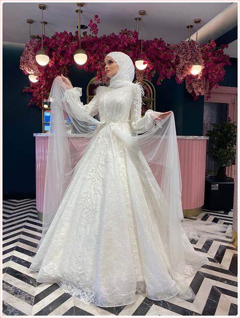 全面解析Tesettür礼服及其在婚礼和特殊场合中的重要地位,介绍多样化的设计风格与品牌选择,帮助读者根据个人信仰与审美需求挑选理想的礼服和婚纱。
