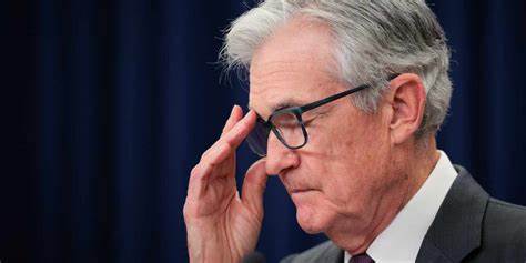 美国联邦储备主席鲍威尔近日指出当前股市估值处于相对较高水平,引发市场广泛关注。通过分析相关关键数据和行情图表,可以清晰地看到股票市场的高估趋势及其潜在风险。本文深入解读三张代表性的图表,帮助读者准确把握当前股市的估值状况及未来走向。
