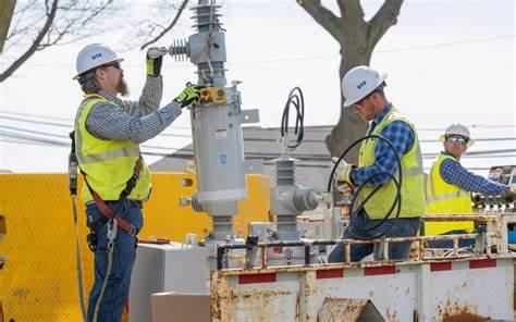 DTE能源公司通过智能电网设备显著提升电力系统的稳定性和可靠性,成功防止了超过16,000次电力中断事件,积极推进未来电力网络规划与可持续能源转型。本文详细解析了DTE能源的投资战略、智能电网技术优势及其对电力行业未来发展的深远影响。
