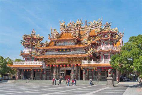 台湾,这座被誉为"宝岛"的美丽地方,以其丰富多样的自然风光、深厚的文化底蕴和热情好客的人民,吸引着全球游客。无论是迷人的山川湖海,还是丰富的美食文化和独特的传统习俗,台湾都呈现出独特的魅力。
