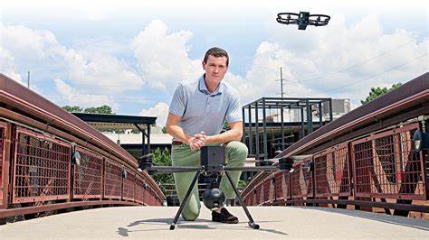 围绕Flock Safety提出的以人工智能、车牌识别和无人机为核心的"先发制人"式治安方案,从技术可行性、隐私风险、案例争议和监管对策等多维角度解析其潜在利弊与社会影响,提供可操作的治理建议与公众思考方向。
