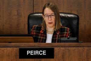 探讨美国证券交易委员会专员丽·皮尔斯关于新加密货币交易所交易产品(ETP)规则的见解,分析新规对市场秩序的优化作用及其对投资者和行业生态的深远影响。
