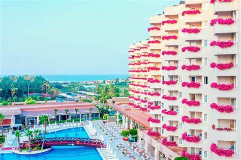 Grand Park Lara坐落在土耳其安塔利亚拉拉海滨,以其丰富的设施和优越的地理位置成为家庭和度假游客的理想选择。本文深入介绍了酒店的核心特色、娱乐活动、美食选择及周边景点,帮助游客全面了解这家度假酒店的独特魅力。
