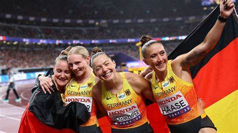 本文深入探讨了德国田径代表队在东京世界田径锦标赛上的优异表现,详细分析了队伍如何从低谷迅速崛起,并展望了他们在未来国际大赛中的潜力与发展方向。
