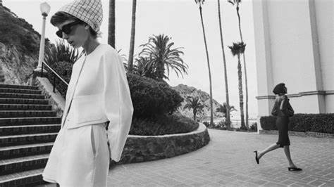 Vince品牌凭借出色的第二季度业绩实现了股价翻倍上涨。本文深入分析了其财务表现、市场优势及未来发展战略,全面展现了这一加州风格时尚品牌如何在竞争激烈的服装行业中脱颖而出。
