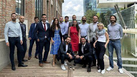 维也纳初创企业Storylution旗下品牌story.one借助先进的人工智能技术,推出了一款名为"Story Editor"的创新工具,帮助用户以低廉的价格快速创作非虚构类图书。该服务不仅简化了写书流程,还提供了出版和打印的全套解决方案,推动图书出版行业迈入智能时代。
