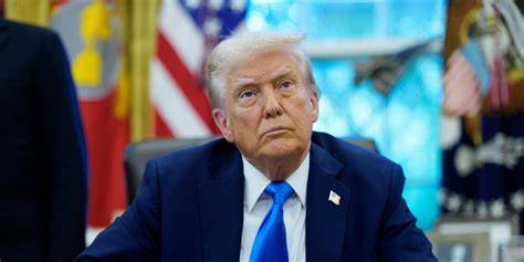 特朗普政府推出新的10万美元H-1B签证年费政策,引发美国科技巨头及各大企业的紧急应对和政策解读,揭示移民政策改革对企业用工和全球人才流动的深远影响。
