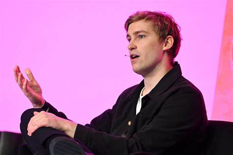 ElevenLabs首席执行官Mati Staniszewski坚持亲自面试每一位新员工,这一不拘一格的做法在公司实现超过两亿美元年收入及66亿美元估值之际,如何助力企业保持文化品质与高速成长。
