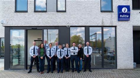 社区警务站重新开放,实行预约制度以确保服务质量和安全管理,满足市民多样化的安全需求,提升警务效率和公众满意度。
