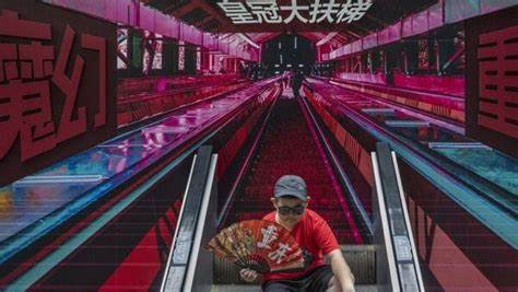 深度解读重庆迅速走红的原因,从独特地形与夜景魔力到美食文化与交通魅力,提供实用出行建议与隐藏景点推荐,帮助读者在山城体验更地道、更高效的旅行方式。
