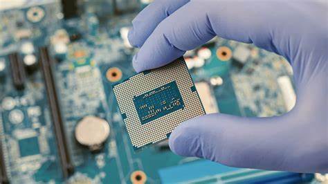 约翰霍普金斯大学化学与电气工程领域的最新研究揭示了新型金属有机材料和先进制造工艺,推动微芯片尺寸迈向纳米级别微缩,促进更快、更小且更经济的电子元件生产,助力现代科技进步。
