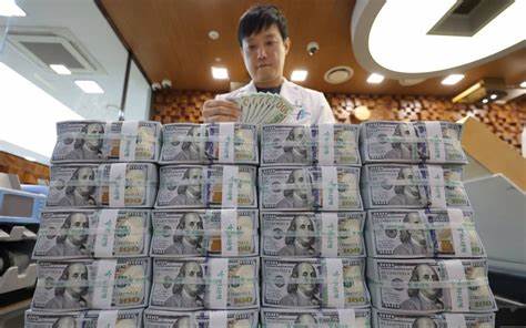 随着市场对美联储九月份降息预期升温,美元呈现防御性走弱态势。本文深入分析美联储货币政策变化对美元走势的影响,探讨全球经济背景及投资者情绪,揭示未来美元走势的潜在方向及投资策略。
