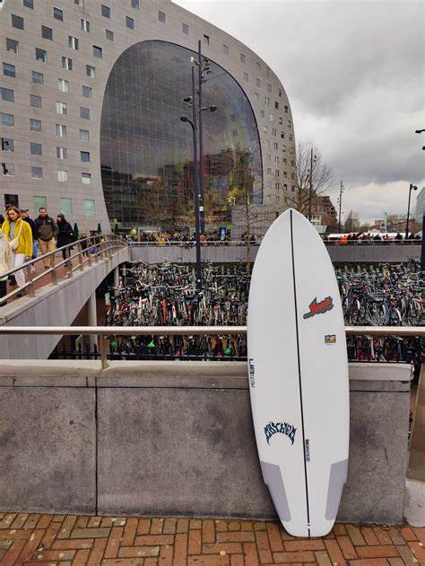 探索鹿特丹RiF010冲浪基地,感受城市中心独一无二的冲浪体验。从冲浪、划桨到划艇,RiF010为各种水平的水上运动爱好者提供完美设施,融合环保理念与社会公益,打造创新且可持续的运动空间。
