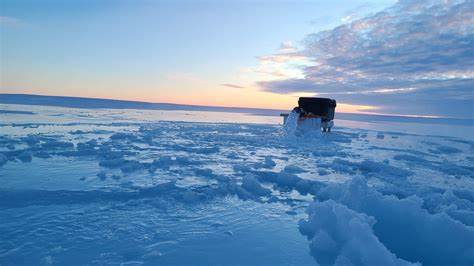 面对北极冰层日益消融的严峻形势,一家创新公司通过技术手段加厚冰层,试图延缓冰川融化速度,为全球气候变暖问题提供了一种新思路和解决方案。本文深入探讨了该技术的原理、试验过程、环境影响及未来的推广可能性,全面揭示了冰层加厚对于减缓气候变化的重要意义。
