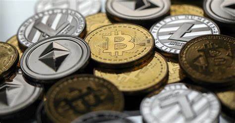 一宗以安大略省长道格·福特名义为幌子的加密货币诈骗,导致圭尔夫一名女性损失12.5万加元。分析骗局手法、常见红旗、如何核实信息以及遇到类似情况后可采取的应对和求助渠道,帮助公众提高防范意识并最大限度挽回损失。
