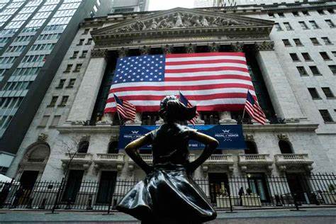 在政府停摆阴影下,探讨推动股市在第四季度走强的关键因素,包括历史经验、资金面和基本面变化、估值修复、季节性效应及投资者仓位调整,同时分析潜在风险与实用操作建议,帮你在不确定环境中把握机会与防范风险。
