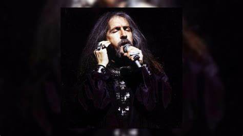 深入探讨土耳其传奇音乐家巴里什·曼乔的代表作《薄荷柠檬皮》歌词背后的文化意蕴与艺术价值,解读其独特的音乐风格和社会意义。
