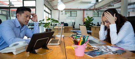 2025年美国职工财务安全感回落至2024年水平,信心流失背后的深层原因探析
