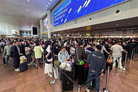 近期欧洲多家机场因网络攻击导致航班大规模取消,引发航空公司股价大幅下跌,业界正面临严峻的安全挑战和运营压力。本文深入探讨网络攻击对欧洲航空业的影响、各方应对措施及未来发展趋势。
